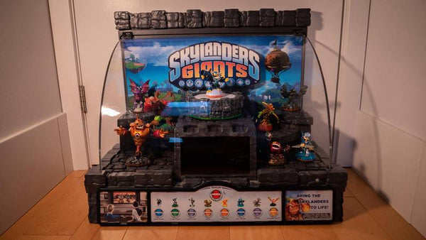 Skylanders - Giants - Store Display Case with Figures - SPY-D1000B